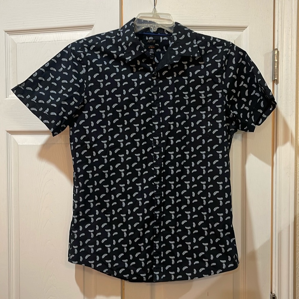 Apt 9 short sleeve, blue with white designs, stretch slim fit